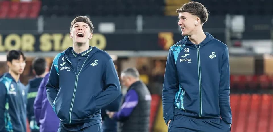 Jugadores de Swansea City riendo durante calentamiento