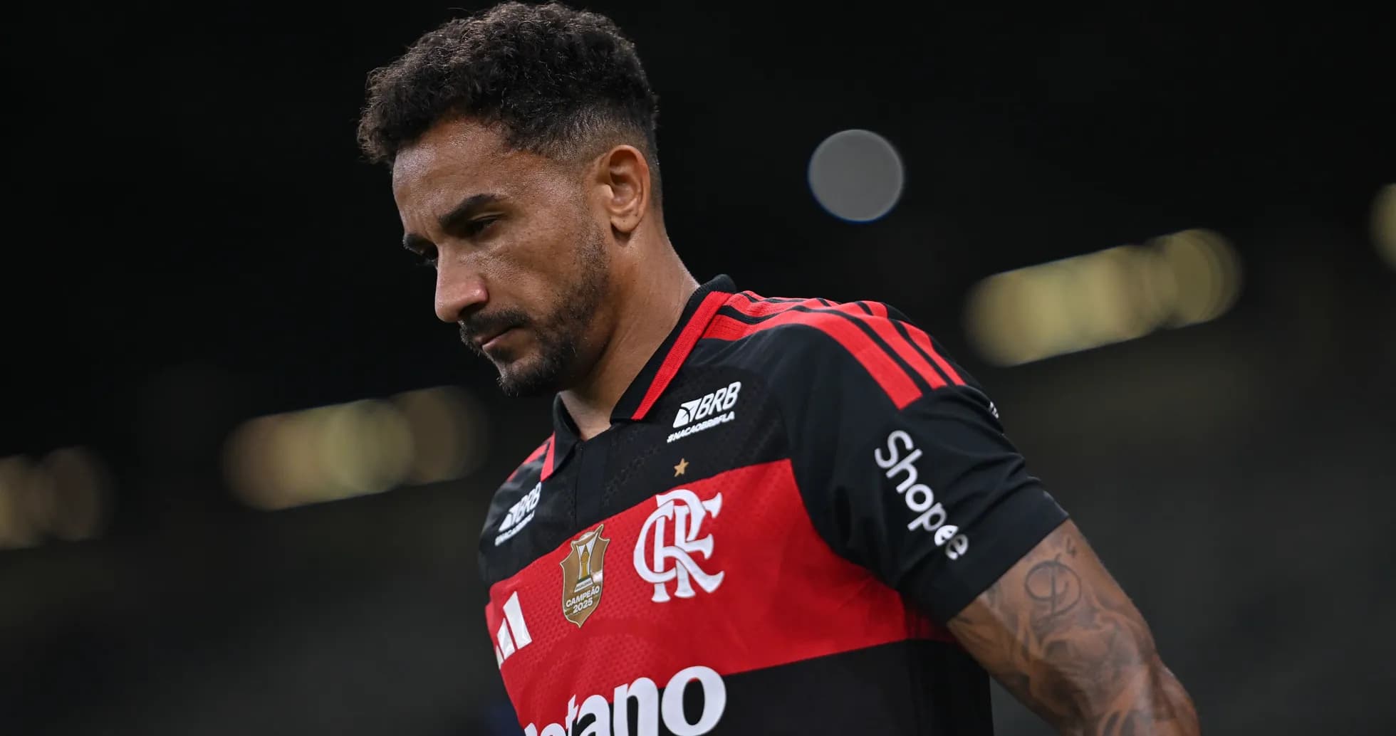 Jugador de Flamengo caminando por el campo