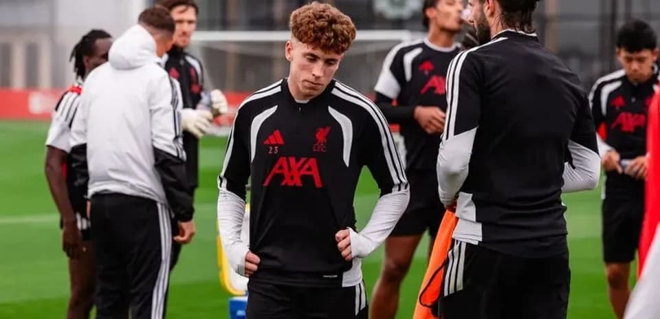 Jugadores de Liverpool durante sesión de entrenamiento