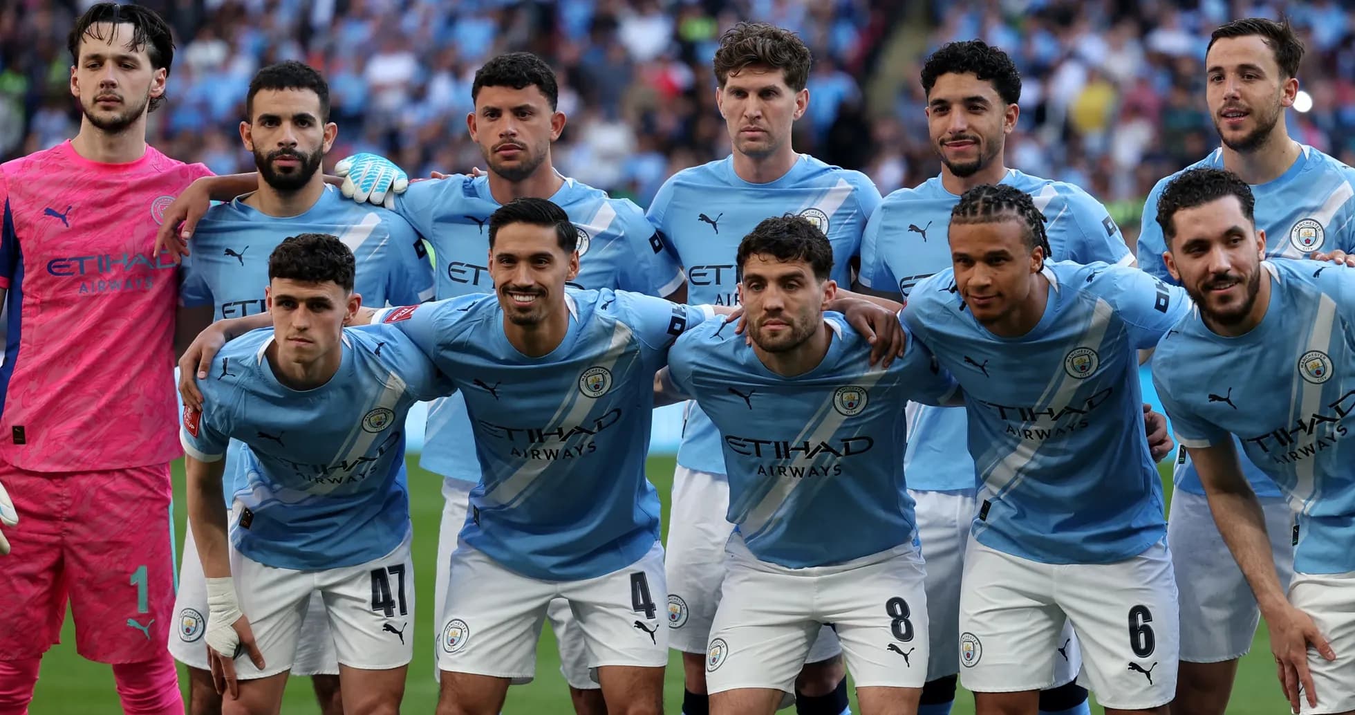 Equipo de Manchester City posando antes del partido