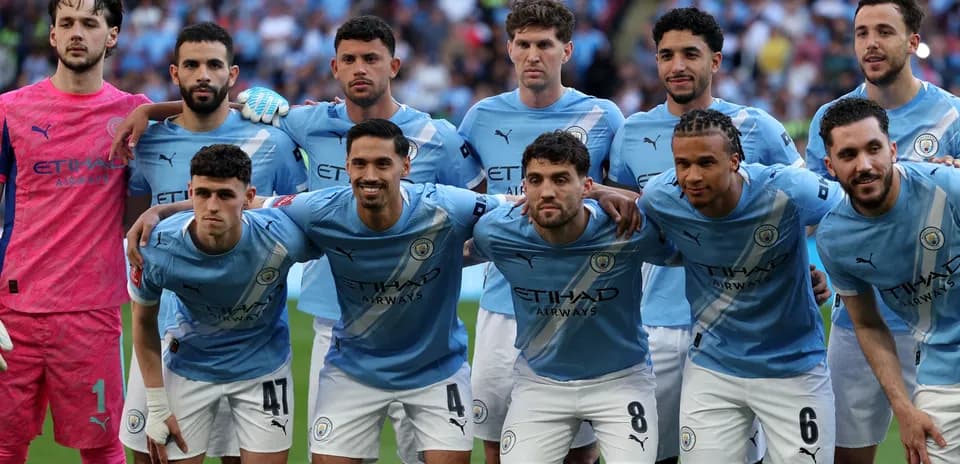 Equipo de Manchester City posando antes del partido