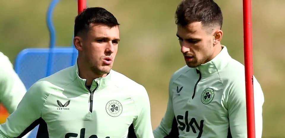 Jugadores conversando durante sesión de entrenamiento