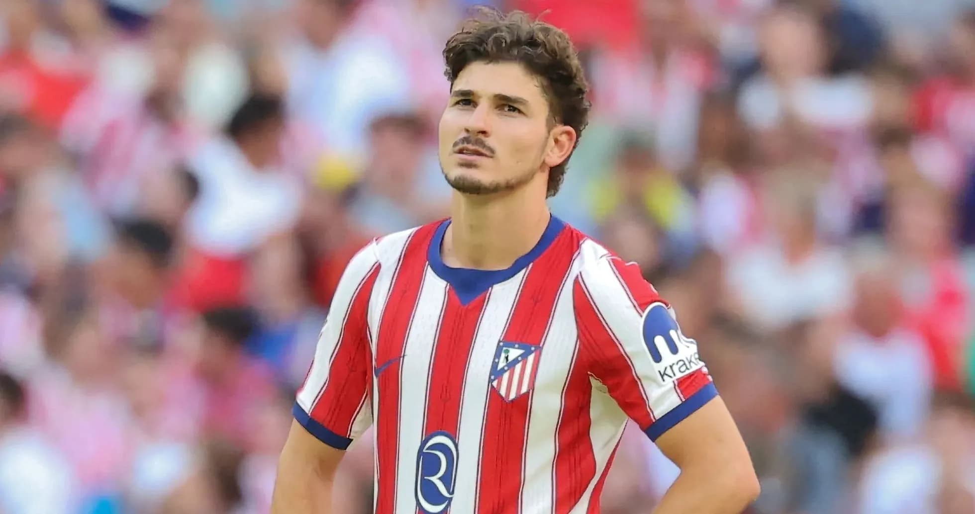 Jugador del Atlético de Madrid mirando hacia arriba