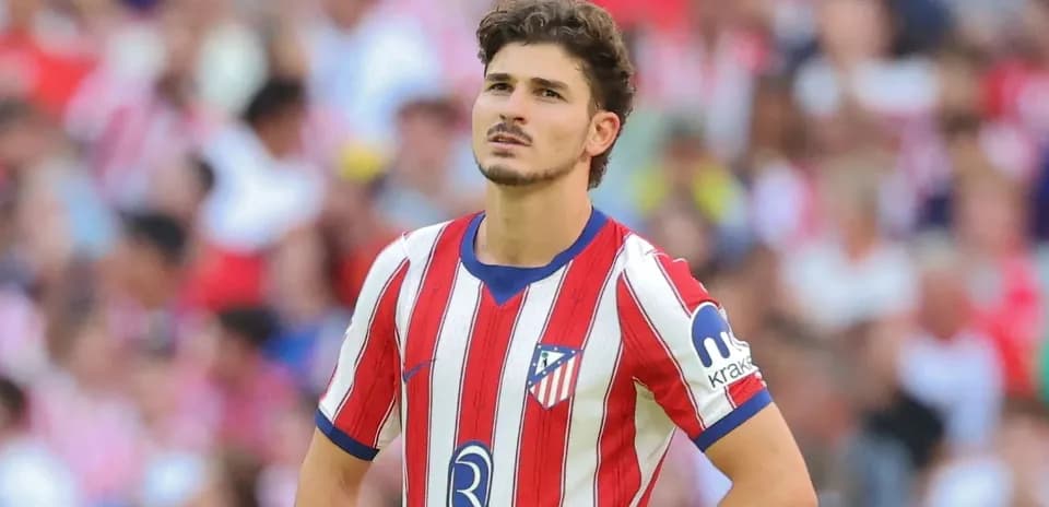Jugador del Atlético de Madrid mirando hacia arriba