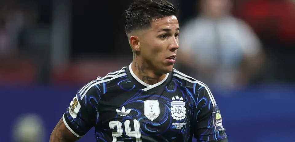 Jugador con camiseta negra de Argentina en partido