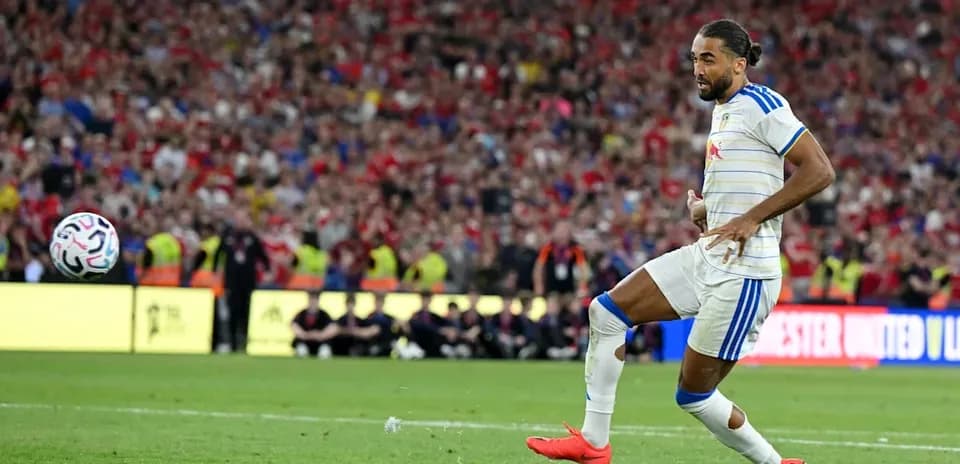 Jugador pateando el balón en un partido