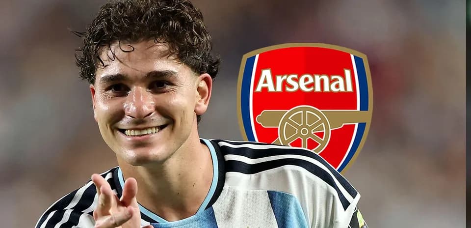 Jugador de Argentina sonriente con camiseta de fútbol