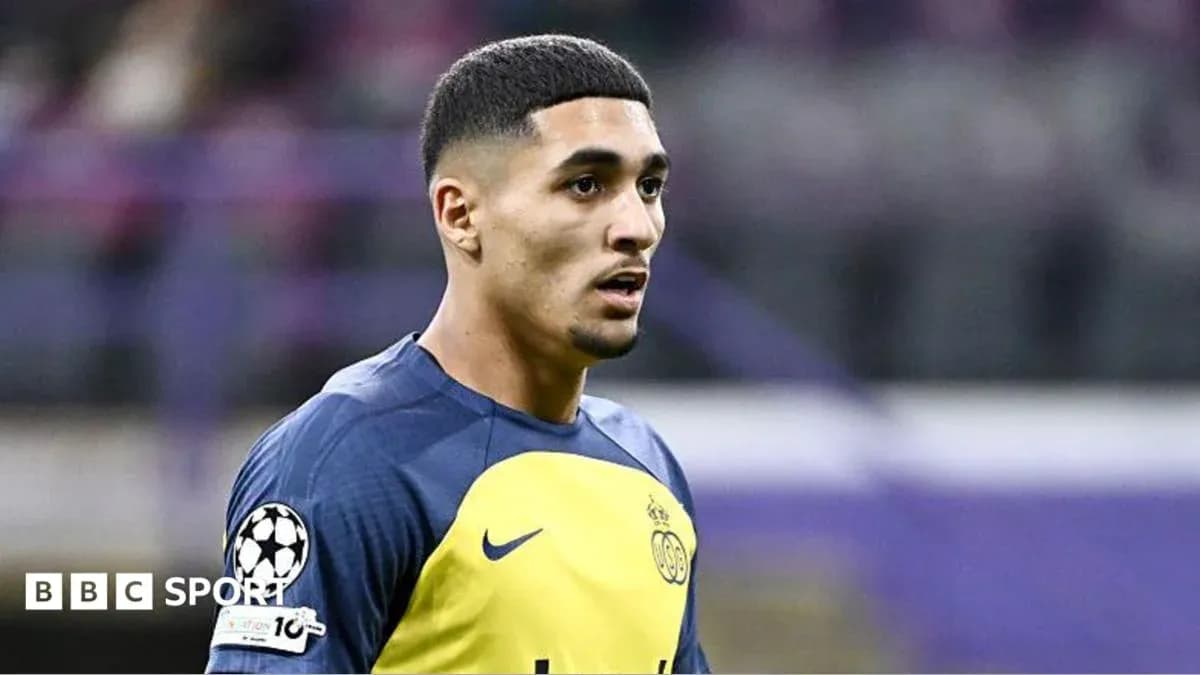 Jugador en el campo durante un partido de fútbol