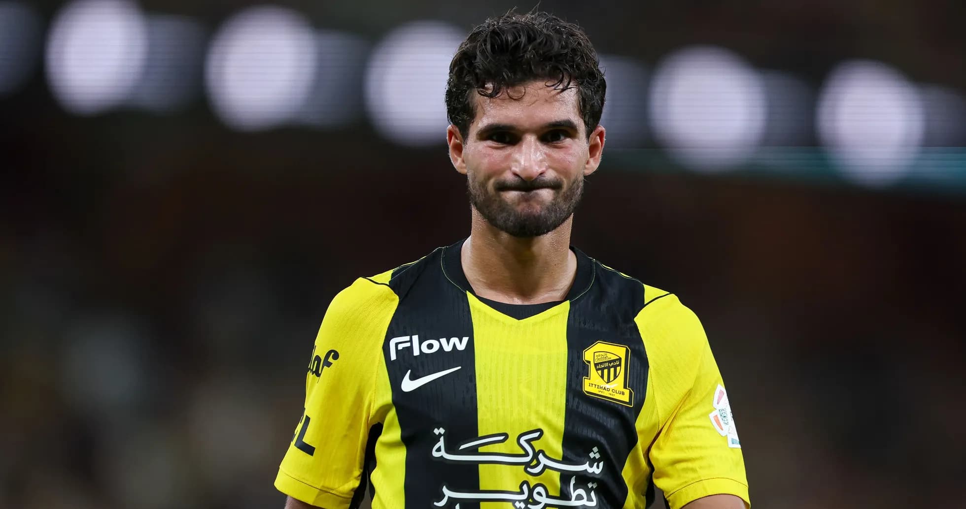 Jugador del Ittihad en el campo durante el partido