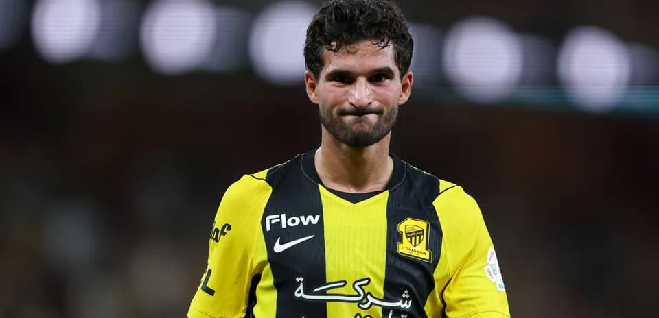 Jugador del Ittihad en el campo durante el partido