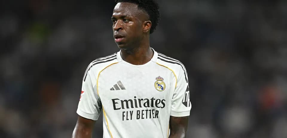 Jugador de Real Madrid en camiseta blanca durante partido