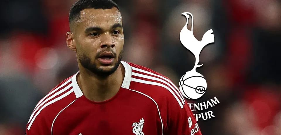 Jugador de Liverpool en acción durante el partido
