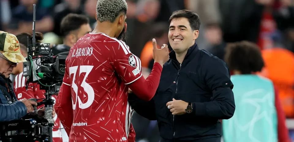 Jugador conversando con entrenador en el campo