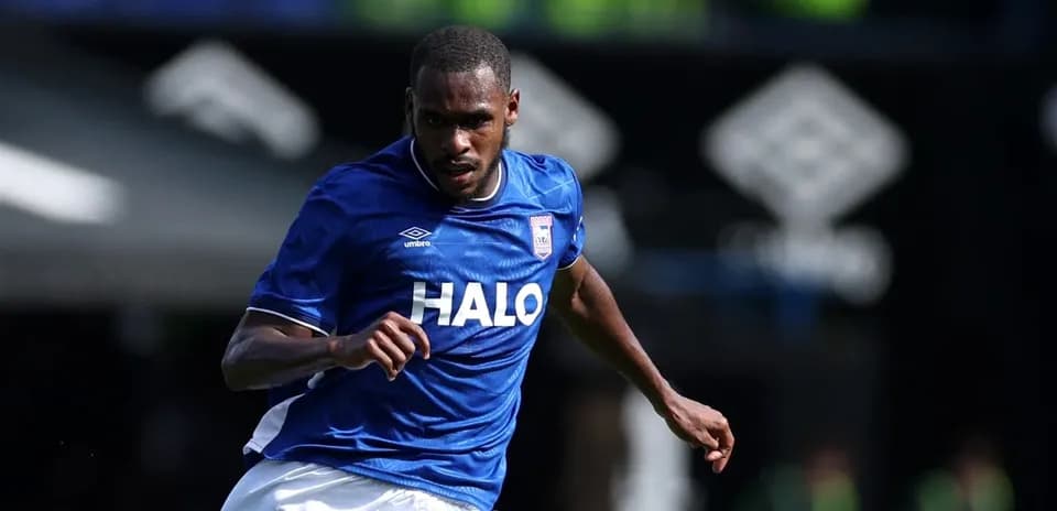 Jugador de Ipswich Town corriendo con el balón