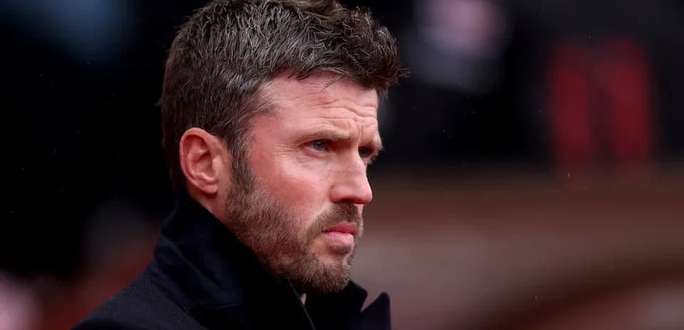 Entrenador observando el partido desde la línea lateral