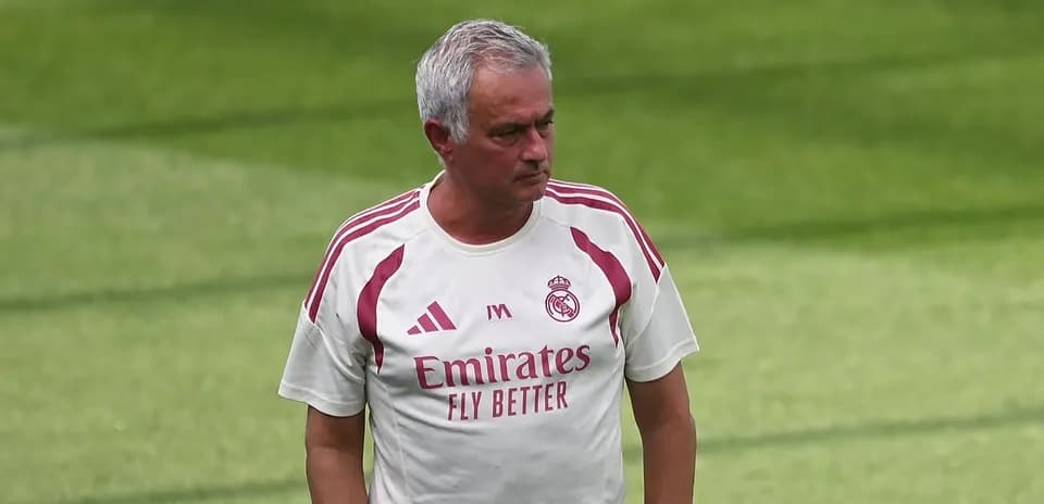 Entrenador de fútbol en campo durante entrenamiento