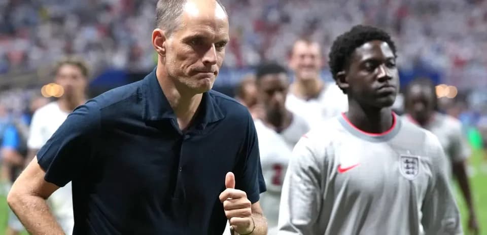 Entrenador y jugador caminando tras el partido