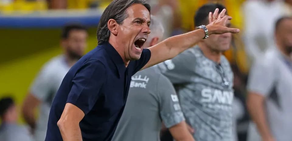 Entrenador dirigiendo a su equipo durante el partido