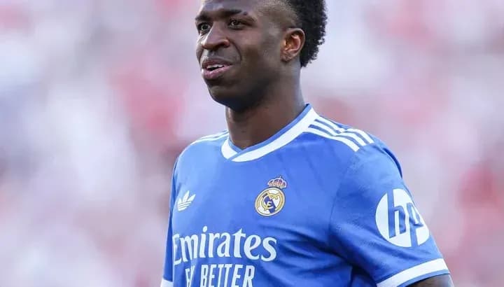 Jugador de Real Madrid en camiseta azul durante partido
