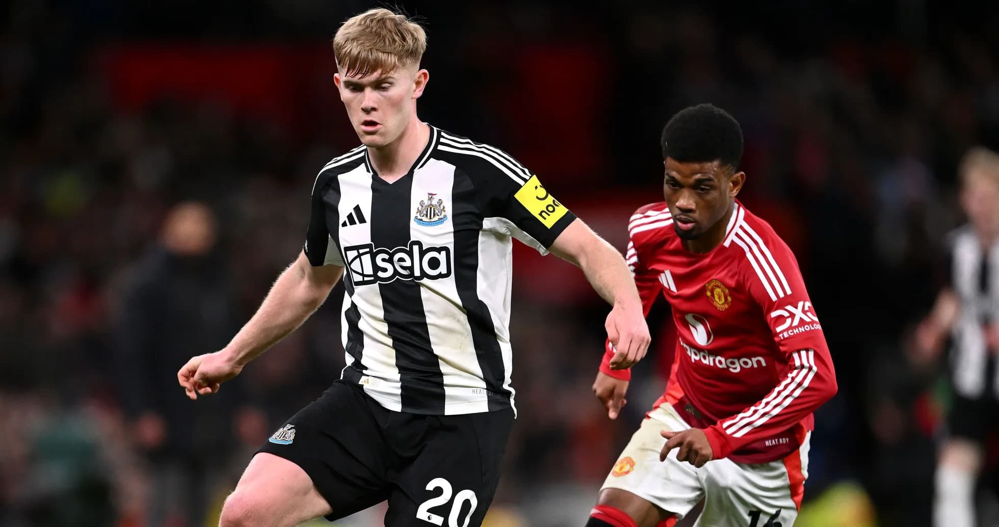 Jugador de Newcastle corriendo con balón en partido