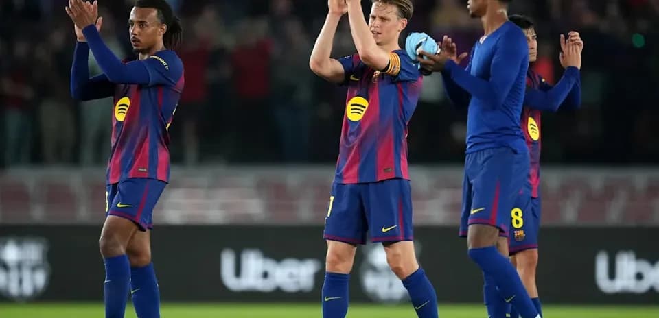 Jugadores del FC Barcelona aplaudiendo al público
