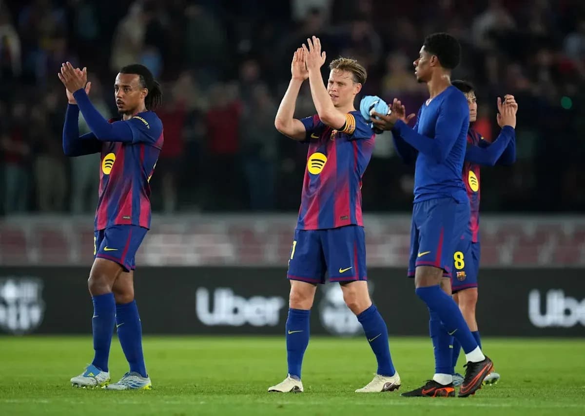 Jugadores del FC Barcelona aplaudiendo al público