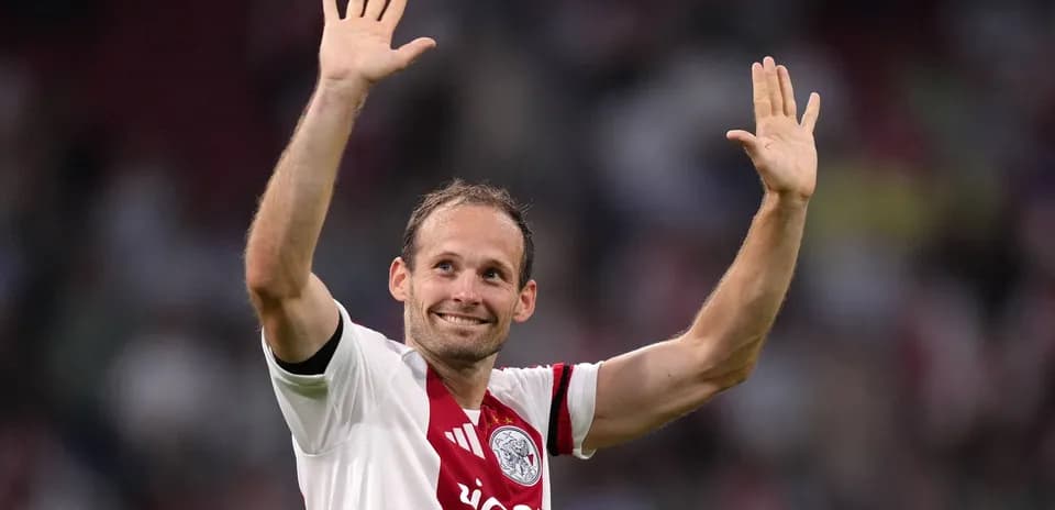 Jugador de Ajax saludando a los aficionados
