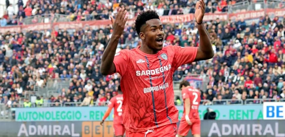 Jugador de Cagliari celebrando en el campo
