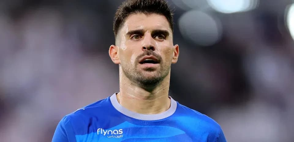 Jugador de fútbol en uniforme azul durante el partido