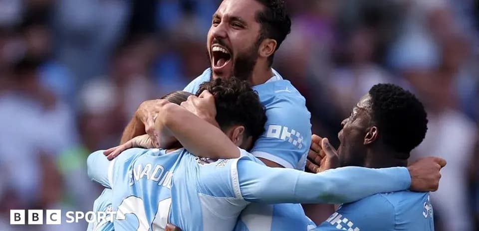 Jugadores de Manchester City celebrando un gol juntos