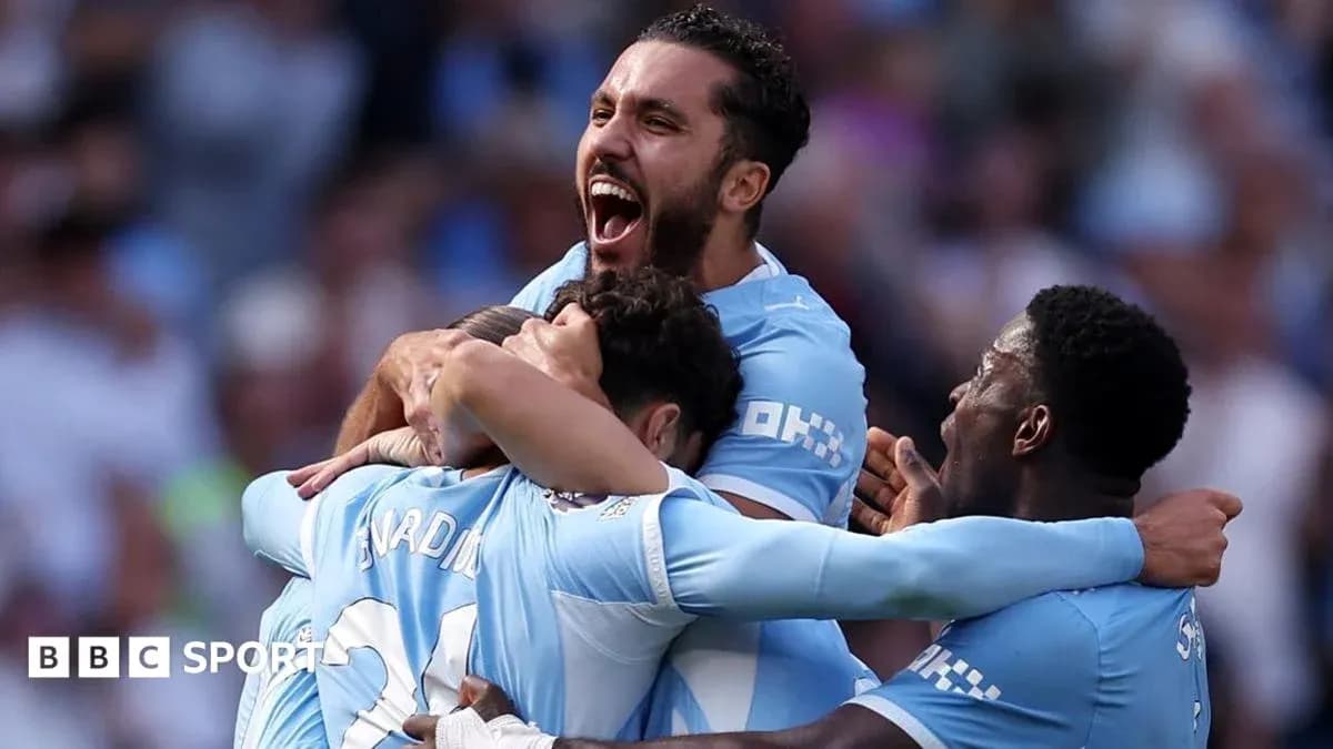 Jugadores de Manchester City celebrando un gol juntos
