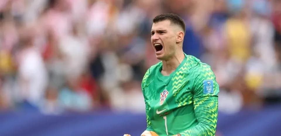Portero croata celebrando durante el partido