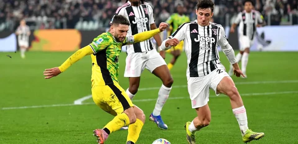 Jugadores disputando el balón en partido de fútbol