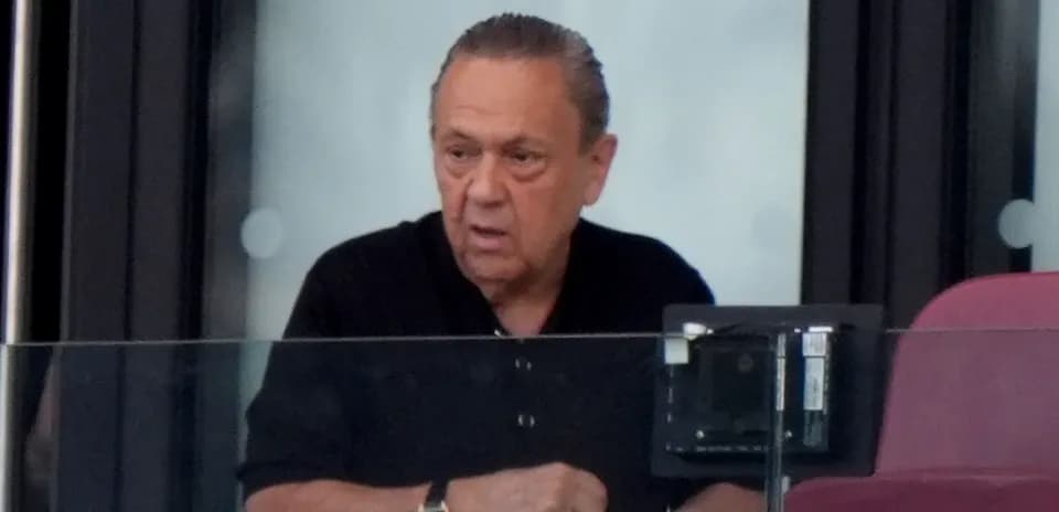 Hombre observando desde un palco en el estadio