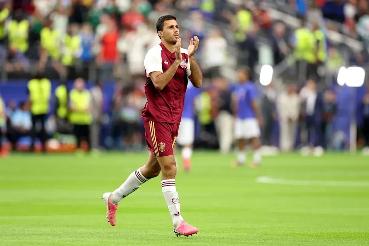 Jugador aplaudiendo en el campo tras el partido