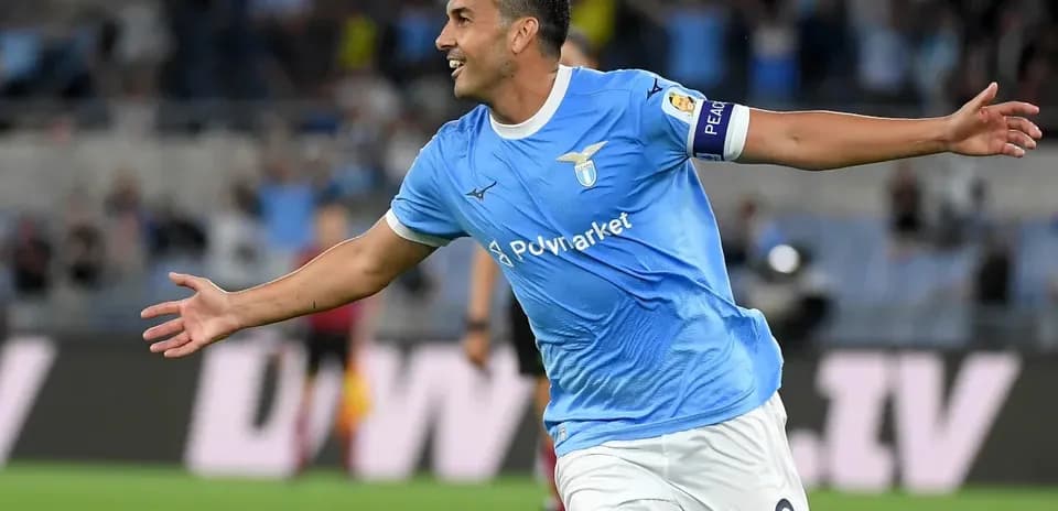 Jugador de Lazio celebrando un gol en el estadio