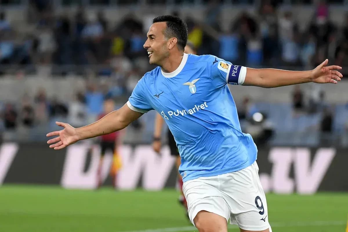 Jugador de Lazio celebrando un gol en el estadio