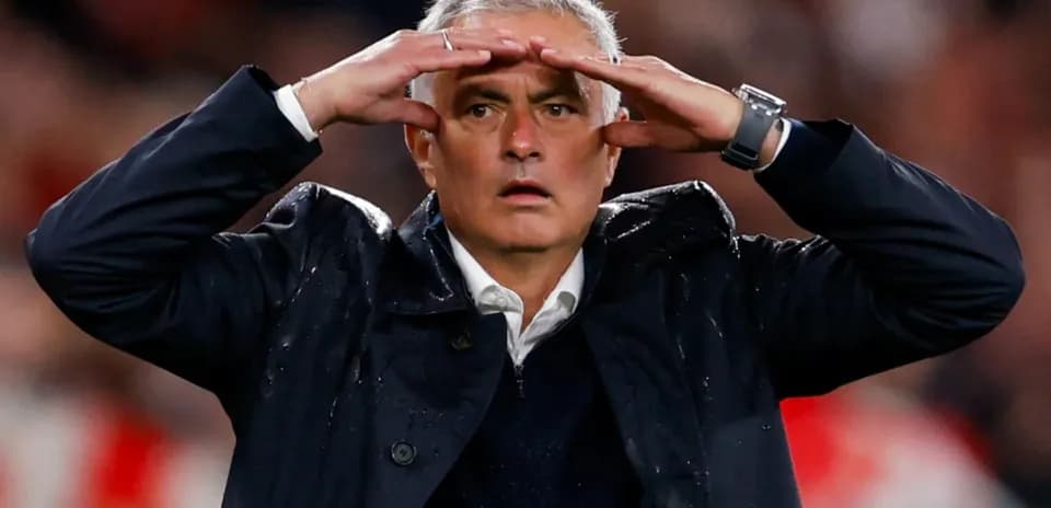 Entrenador observando el partido desde la línea de banda