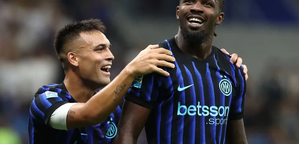 Dos jugadores de Inter celebrando un gol