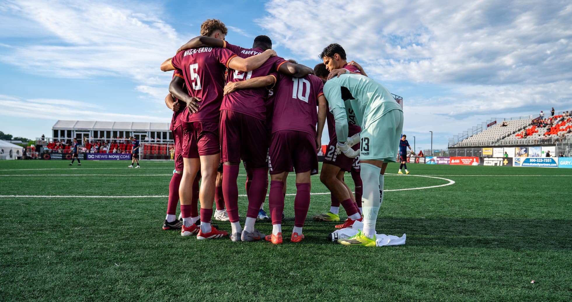Jugadores de Loudoun United en reunión previa al partido