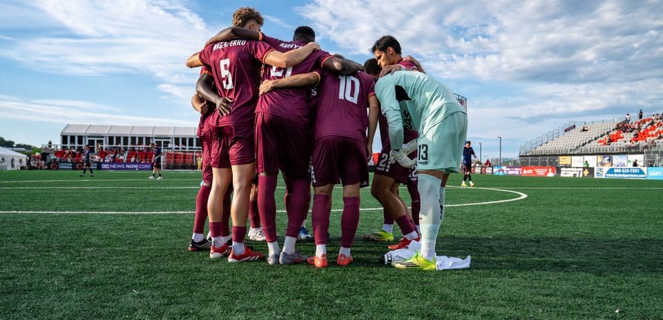 Jugadores de Loudoun United en reunión previa al partido