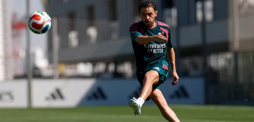 Jugador pateando balón durante sesión de entrenamiento