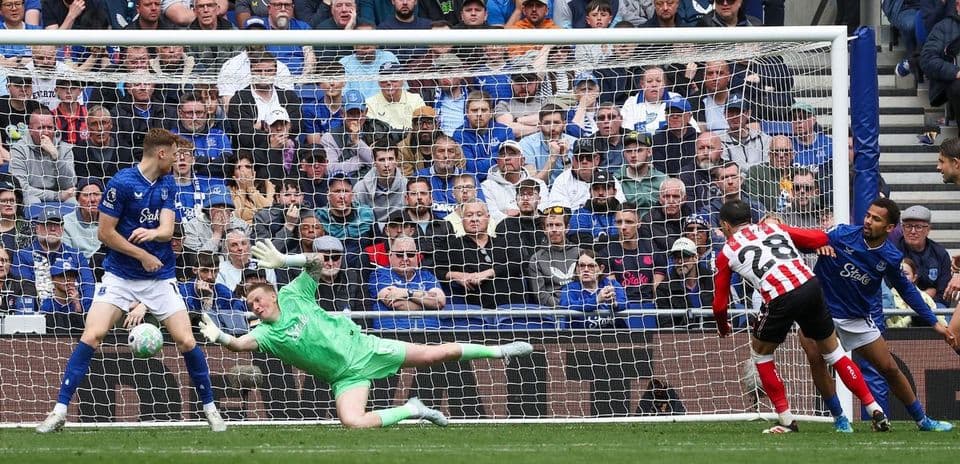 Jugador de Sunderland disparando a puerta contra Everton