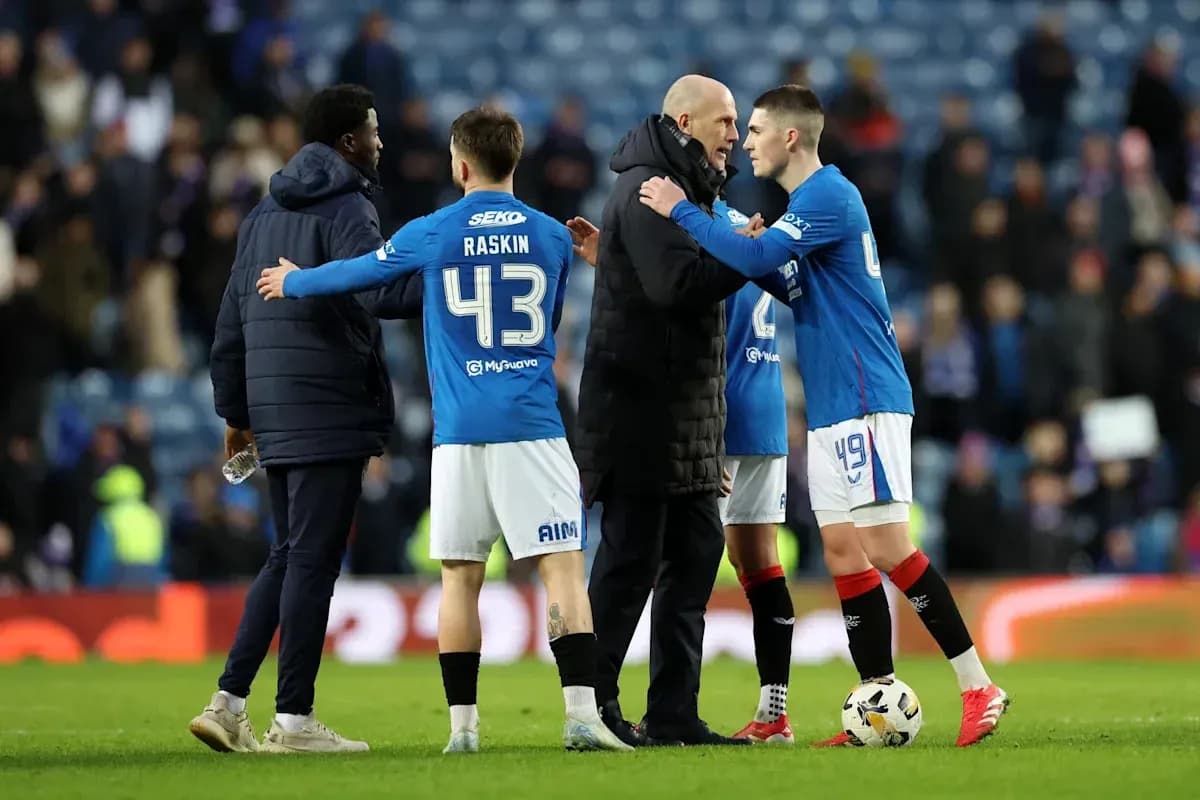 Jugadores de Rangers conversando con el entrenador