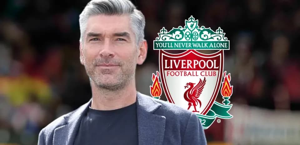 Hombre con fondo del logo de Liverpool FC