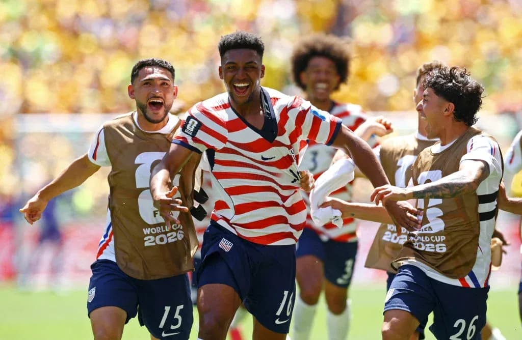 Jugadores de EE. UU. celebrando un gol en partido
