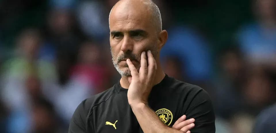 Entrenador con mano en la cara durante partido