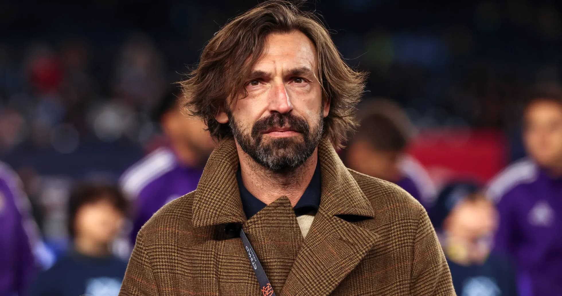 Entrenador en el campo antes del partido