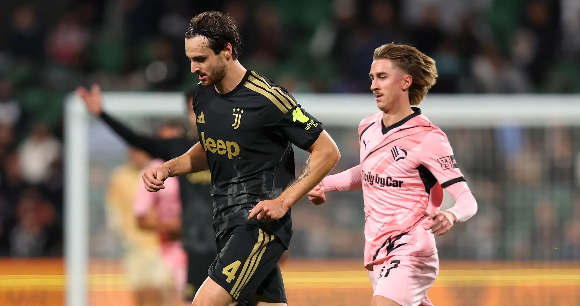 Jugador de Juventus corriendo durante el partido