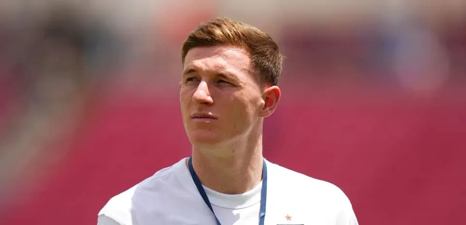 Jugador de Inglaterra observando en el campo